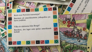 I Borgåspelet ska spelarna svara på frågor för att ta sig framåt. Närbild på frågekort och spelplan som hör till Borgåspelet. På frågekortet står det: "Vilka är slaktarna från Borgå? Butchers, dvs laget som spelar amerikansk fotboll".