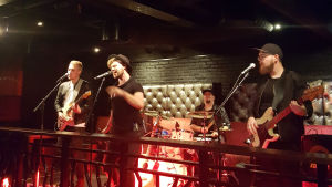 Den här energin räckte till för en seger i Popturnén! Bandet Sven uppträder energiskt på en bar i Borgå.