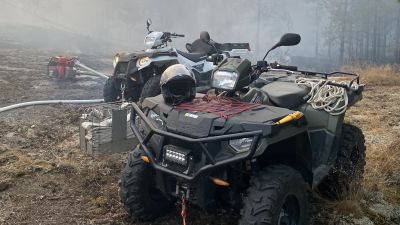 Fyrhjuling i skogsbrand.