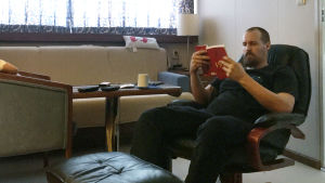 Om man inte tycker om att läsa eller titta på film kan det bli väldigt långtråkigt. en skäggig man som läser en bok i en hytt.