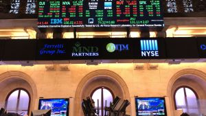 Investeringsbanken Morgan Stanley förutspår ett större börsras under den närmaste tiden Det är högt i tak i börssalen bakom pelarna på Wall Street