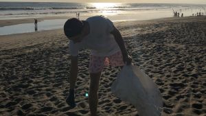 Sebastian Motelay blev chockerad över hur mycket skräp det verkligen flyter runt i haven. Robin Borgström plockar skräp på stranden i Bali.