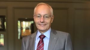 Sven Mattisson är skeptisk till användningen av bluetooth i smittspårningsappar. Sven Mattisson i kostym.