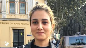 Shorena vill egentligen inte att någon av kandidaterna ska vinna, men det minst dåliga alternativet är oppositionskandidaten Davit Bakradze. Bild på Shorena vid Freedom Square i Tbilisi.