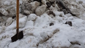 En del tyckte att stadens ledning borde ta några spadtag, vilket man också gjorde. En spade i en snöhög i Sankt Petersburg