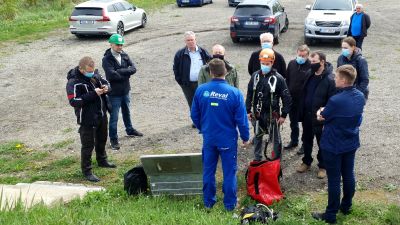 Yrkesskolornas representanter får lära sig lite om vilka kunskaper en vindkraftverkstekniker måste ha.