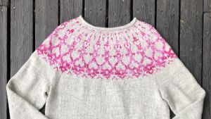 Johanna Lumila stickade sin Strömsötröja i ljusgrått med rosa mönster och stl XXL. Strömsötröja i ljusgrått med rosa mönster