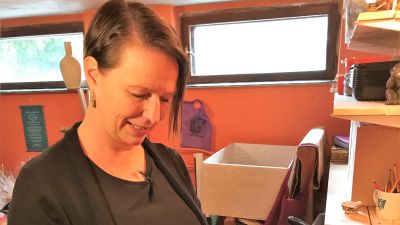 Nina Björkman stöper ljus.