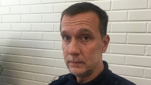 Stephan Sundqvist säger att man gärna ska anmäla alla konstiga bluffmeddelanden, vare sig man gått på dem eller inte. stephan sundqvist i poliskläder