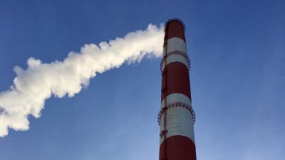 Rök väller ur pipan till ett värmekraftverk i Estland.  