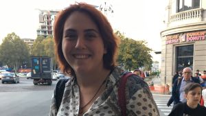 Elene tycker det är viktigt att göra sin röst hörd genom att rösta i val. Bild på Elene vid Freedom Square i Tbilisi.