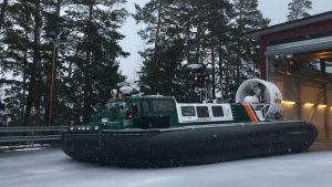 Svävaren tar sig fram både över is och öppet vatten. Sjöbevakningens svävare kör ut ur hallen.