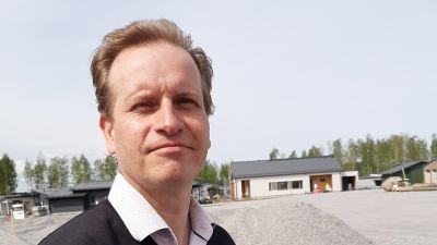 Juha-Pekka Lehmus, områdeschef för familjerna i Lojo är glad över det ökade intresset för staden i och med mässan.
