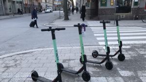 Elsparkcyklarna har inga egna ställ, utan företagen placerar ut dem på olika platser i stan och användarna får parkera dem var som helst. Fyra elsparkcyklar parkerade på trottoaren intill ett övergångsställe.
