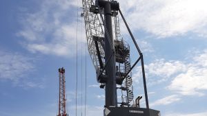 Lyftkranarna i Västra hamnen utgör något av landmärken i Hangö. I dag används smidiga och praktiska mobilkranar. Lyftkran i en hamn