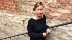 Forskaren Anna Forsman tycker att man inte ska dra alla äldre över en kam. Det finns unga som inte använder digitala verktyg samtidigt som det finns hundraåringar som använder nätet varje dag. Men bland de äldre som inte gör det finns det en risk att ensamheten ökar då det på grund av coronaläget inte går att träffas över en kopp kaffe. forskaren Anna K.Forsman