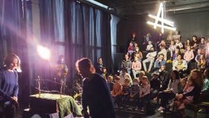 Skådespelarna Veronika Fomina och Natalia Levanova uppträder i Minsk med en dockteaterföreställning om Mamma Mu och Kråkan. Skådespelarna Veronika Fomina och Natalia Levanova uppträder i Minsk med en dockteaterföreställning om Mammau Mu och Kråkan.