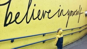 Toxisk positivitet innebär att istället för att bemöta sina eller andras negativa känslor invaliderar positivisten dem, det vill säga vägrar bekräfta vad hen själv eller andra känner. litet barn kollar på en vägg
