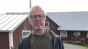 Guy Björklund var tidigare chef för Jakobstads museum. Guy Björklund står utanför Salteriet i Björköby.