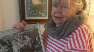 Journalisten Leena Larjanko lyckades få en intervju med Alfred Hitchcock. Journalisten Leena Larjonko poserar med fotografi över Alfred Hitchcocks besök i Finland