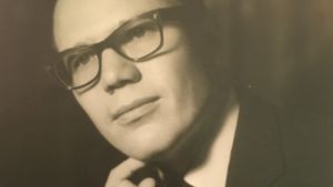 Den enda bilden Ralf har som minne från sin oförglömliga USA-vistelse i början av 1960-talet togs hos en fotograf på Manhattan. Ralf Friberg porträttbild från början av sextiotalwet.