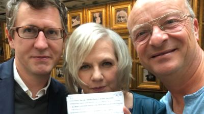 Liselott Forsman flankerad av Jonas Gardell och Dominic Schreiber i samband med Helsinki Script 2019.