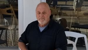 Robert Drewe utanför stamcaféet i Fremantle. Författaren Robert Drewe framför ett café i Fremantle