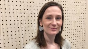 Nina Isometsä, sakkunning inom barn och familjearbete vid Barnavårdsföreningen Närbild på en medelålders kvinna som tittar in i kameran
