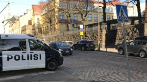 På Fabriksgatan är det många som kör fort trots skyddsvägar, en grundskola och en lekplats i Kaptensparken. En polisbil.