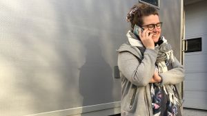 Ida Haapamäki utanför sitt mobila hem, husbilen Hilma. Ida Haapamäki vill uppmuntra unga att stå på sig och förverkliga sina drömmar. Själv drömde hon många år om att få bo i en husbil och den drömmen förverkligades! Ida Haapamäki