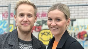 Simon Karlsson och Märta Westerlund är programvärdar för årets största finlandssvenska hemmafest Videovappen. Simon Karlsson och Märta Westerlund framför graffitivägg på Yle.