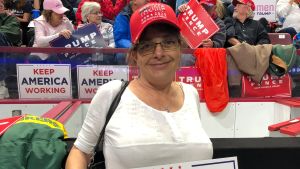 Patricia Wolf stöder Trump Trump-anhängaren Patricia Wolf håller upp ett plakat med texten "Keep America Working".