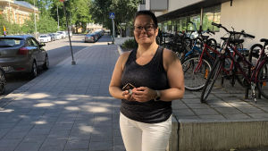 Anu Alahuhta tycker att rökning på balkong borde förbjudas. Anu Alahuhta står framför ett cykelställ vid Biskopsgatan i Åbo.