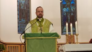 Fader Anders Hamberg är celebrant och predikant i mässan. Celebrant Anders Hamberg under mässa i Sankt Henriks katedral.