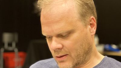 En ljushårig man.