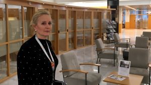 Servicen viktigare än antalet fysiska bankkontor, menar Satu Astala på Andelsbanken. Satu Astala på Andelsbankens kontor i Åbo.