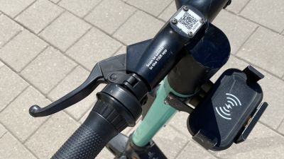 Sähköpotkulauta läheltä