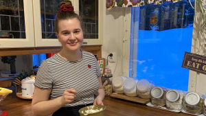 På Jessica Jusslins examensbetyg hade det kunnat stå 2020 men på grund av coronaåret står det nu 2021. Jessica Jusslin står hemma i köket i förd sin servitörklädsel och uppsatt hår när hon vispar grädde i en bunke.
