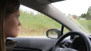 Kandit-ohjelman eläinlääkärikandi Veera ajamassa autolla
