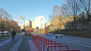 Baanan leveämmillä osuuksilla on pieniä liikuntapaikkoja kuten katukorista ja pingistä Baanan leveämmillä osuuksilla on pieniä liikuntapaikkoja kuten katukorista ja pingistä