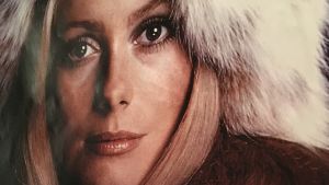 En ikonisk bild av den franska skådespelaren Catherine Deneuve på 1970-talet. Catherine Deneuve i pälsmössa.