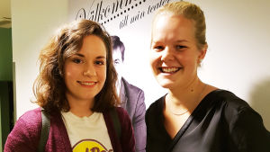 Linda och Sofia hade en ny Pleppo-låt ringade i öronen under pausen. Linda Lundsten och Sofia Lindroos från Kimitoön var glada besökare på premiären av Pleppo två på Wasa Teater.