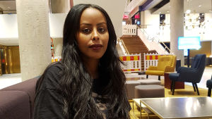 Artisten Cherrie har riktat kritik mot tidningen Nöjesbladet för att de inte rapporterat om fallet. Cherrie är uppvuxen i Lojo men bygger nu artistkarriären med hempunkt Stockholm.