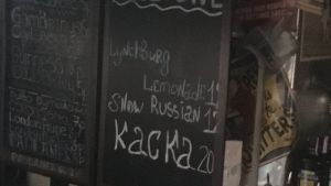 Många av Lukasjenkos tidigare anhängare tycker att livet har blivit dyrare och sämre En skylt i en vitrysk bar där det står att något som heter Kacka kostar 20 rubel
