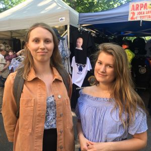 Åbostuderandena Sara Theman och Rebecca Sandberg tänker också ur ekologiska och ekonomiska perspektiv. två åbostuderande i solskenet besöker internationella marknaden i åbo
