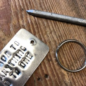 nyckelring, spik och metallbricka med hål