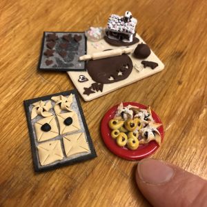 Julstjärnor, pepparkakor och lussebullar i miniatyr. Juliga bakverk i miniatyr av hobbylera