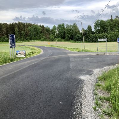 Vägskälet till Raseborgs slottsruiner sommaren 2021.