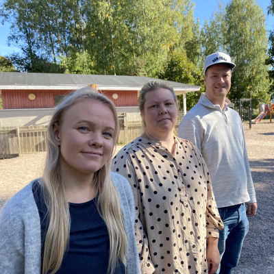 Från vänster: jenni Ikonen, lärare i småbarnsfostran, Yvonne Kivimäki, viceföreståndare vid daghemmet Aleksandra och Fredrik Bergsten, pappa med barn på dagiset Aleksandra.