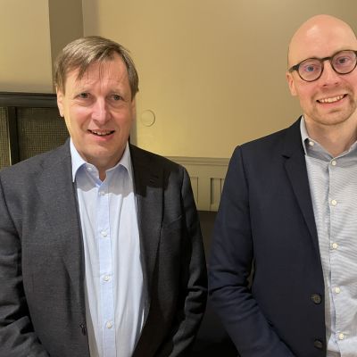 Osuuskauppa PeeÄssän toimitusjohtaja Tapio Kankaanpää (vas.) ja huhtikuussa 2022 toimitusjohtajana aloittava Mikko Junttila.